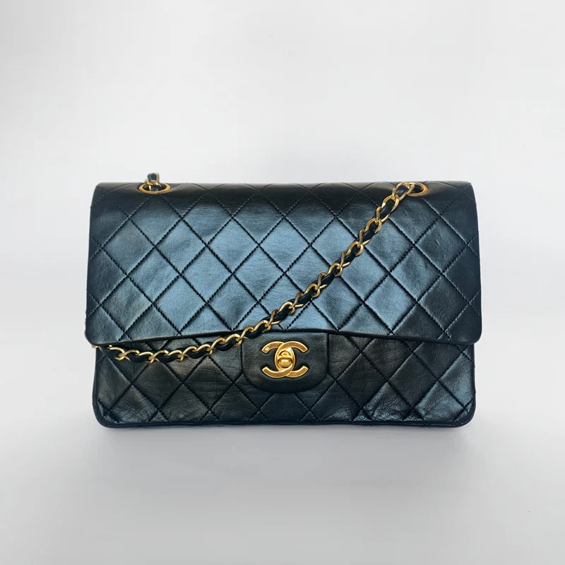 Chanel Classic Flap Bag Medium lamsleer
