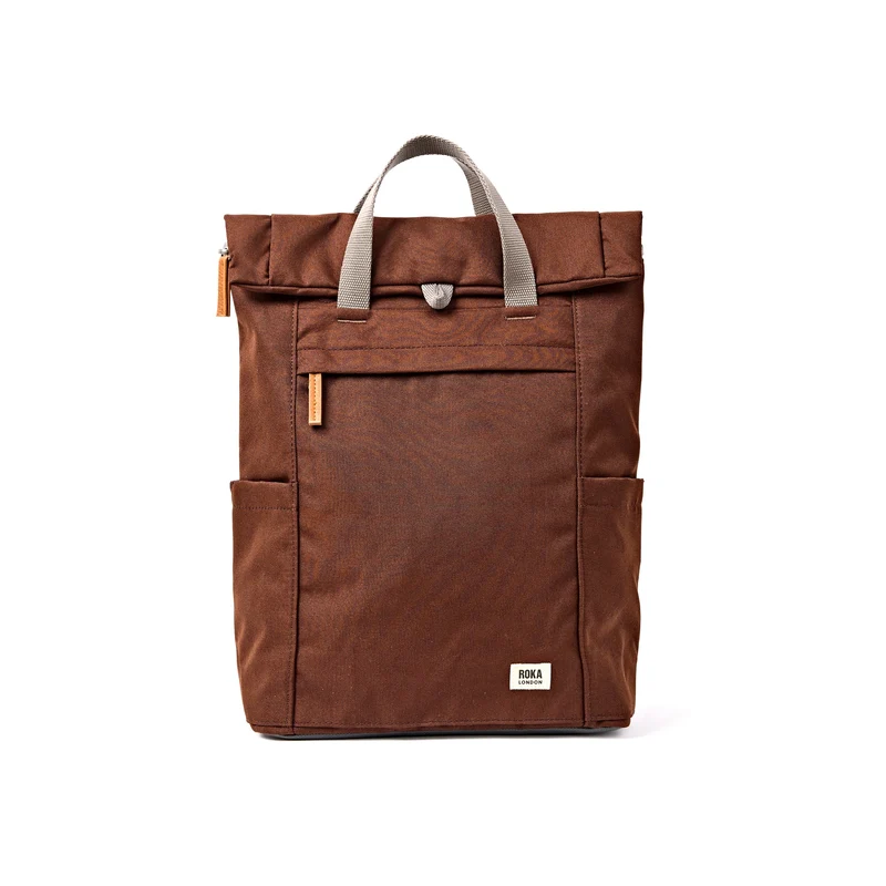 ROKA Finchley Een grote chocoladekleurige tas van gerecycled canvas.