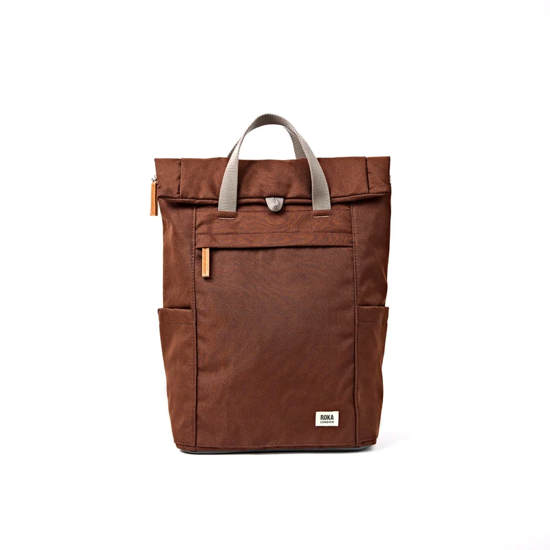 ROKA Finchley Een chocoladekleurige middelgrote tas van gerecycled canvas