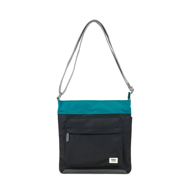 ROKA Creatieve verspilling Kennington B Marine / Zwarte middelgrote tas van gerecycled nylon