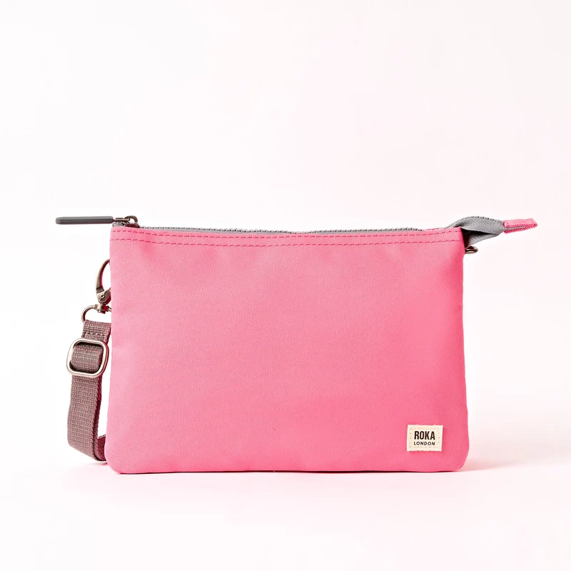 ROKA Carnaby Crossbody XL tas in roze limonadekleur, gemaakt van gerecycled canvas