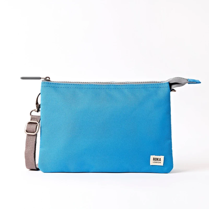 ROKA Carnaby Crossbody XL Malibu Blue tas van gerecycled canvas