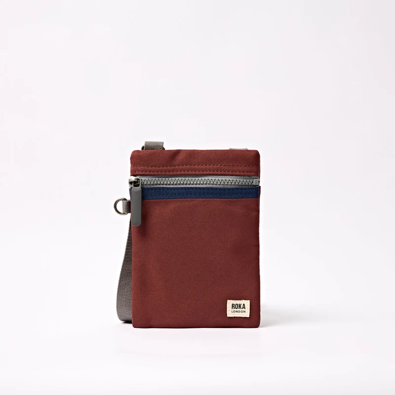ROKA Chelsea Tas van gerecycled nylon met henna-strepen