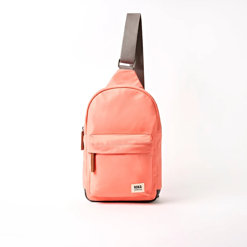 ROKA Willesden Grote tas van gerecycled nylon | Sugar Coral