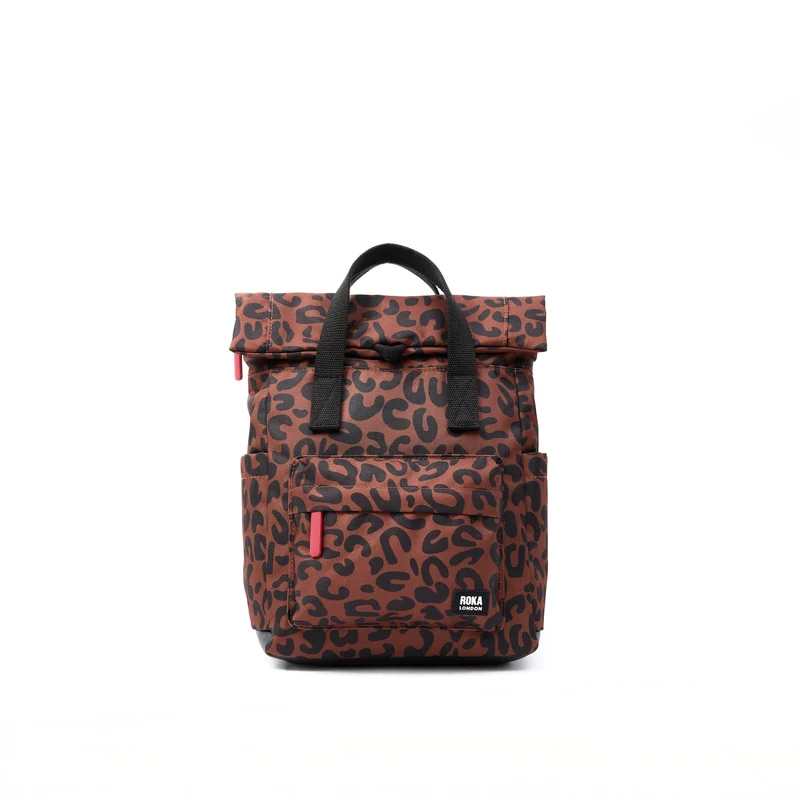 ROKA Canfield B Kleine tas van gerecycled canvas met luipaardprint