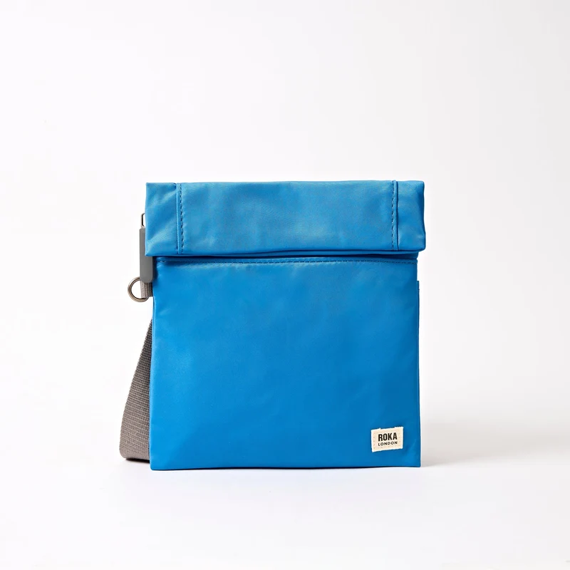 ROKA Stratford kleine tas van gerecycled nylon | Malibu Blue