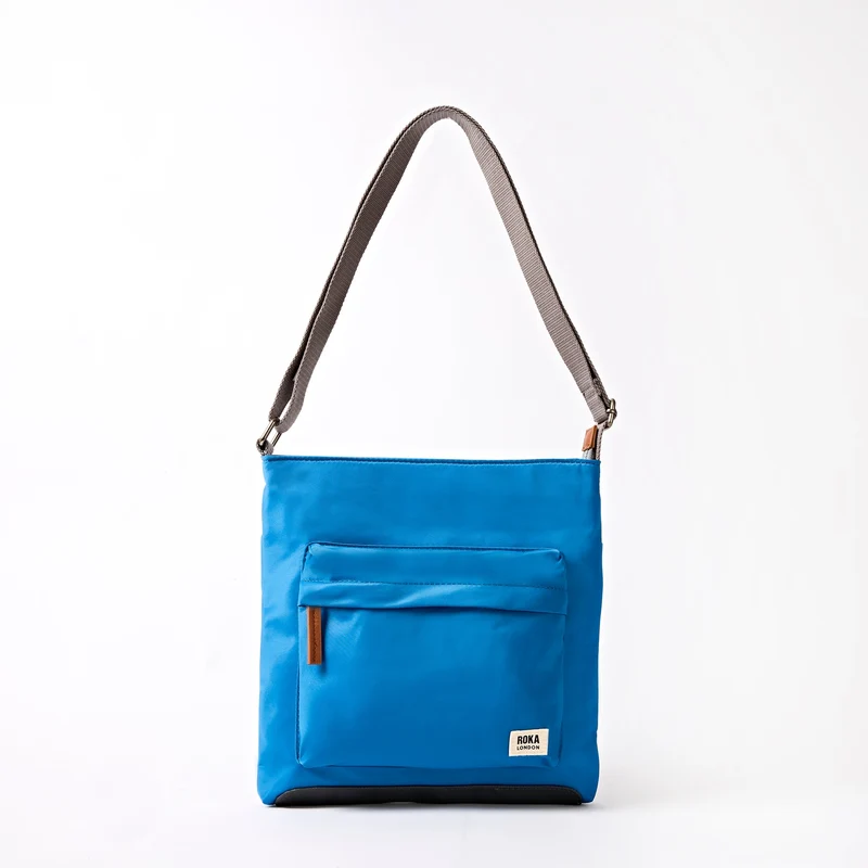 ROKA Kennington B Medium Tas van Gerecycled Nylon | Malibu Blauw