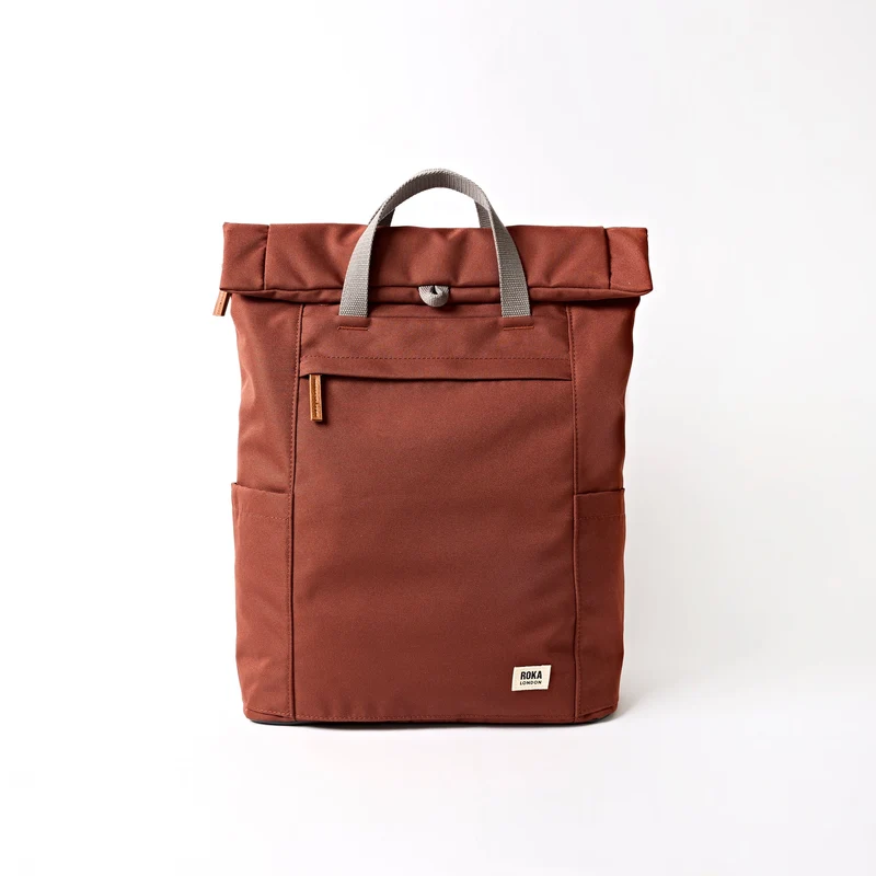 ROKA Finchley Een grote tas van gerecycled canvas met henna-motief.