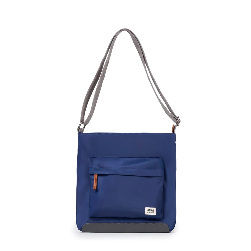ROKA Kennington B Medium Tas van Gerecycled Nylon | Frisblauw