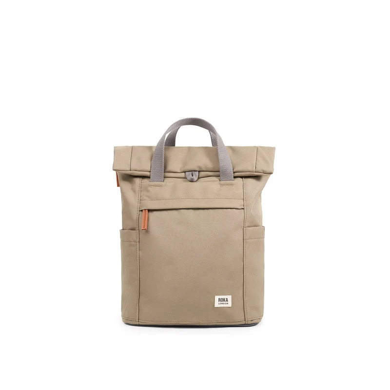 ROKA Finchley Een kleine tas van gerecycled canvas in taupekleur.
