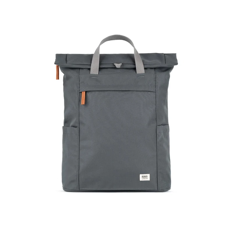 ROKA Finchley Een vervaagde zwarte, grote tas van gerecycled canvas.