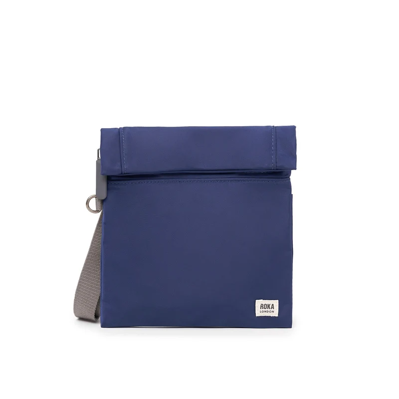 ROKA Stratford Kleine Gerecyclede Nylon Tas | Fris Blauw