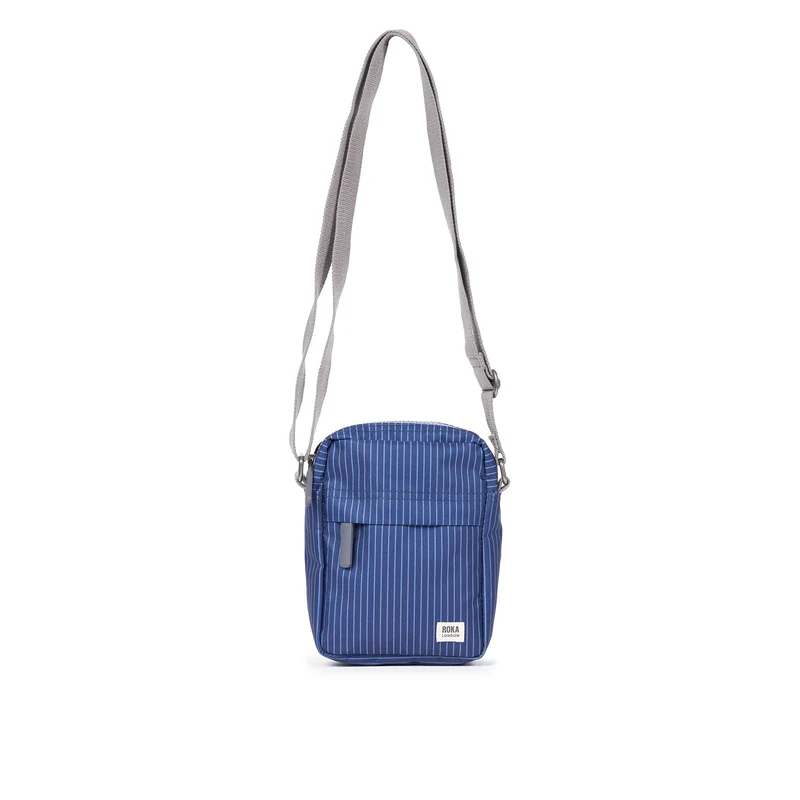 ROKA Bond Donkere denim tas met krijtstreepjes van gerecycled canvas